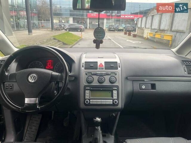 Черный Фольксваген Туран, объемом двигателя 2 л и пробегом 208 тыс. км за 7771 $, фото 22 на Automoto.ua