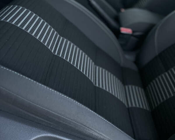 Чорний Фольксваген Туран, об'ємом двигуна 2 л та пробігом 292 тис. км за 8850 $, фото 41 на Automoto.ua