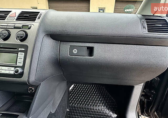 Черный Фольксваген Туран, объемом двигателя 1.6 л и пробегом 176 тыс. км за 8198 $, фото 64 на Automoto.ua