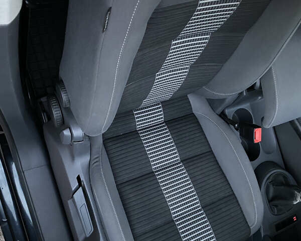 Черный Фольксваген Туран, объемом двигателя 1.6 л и пробегом 261 тыс. км за 7100 $, фото 12 на Automoto.ua