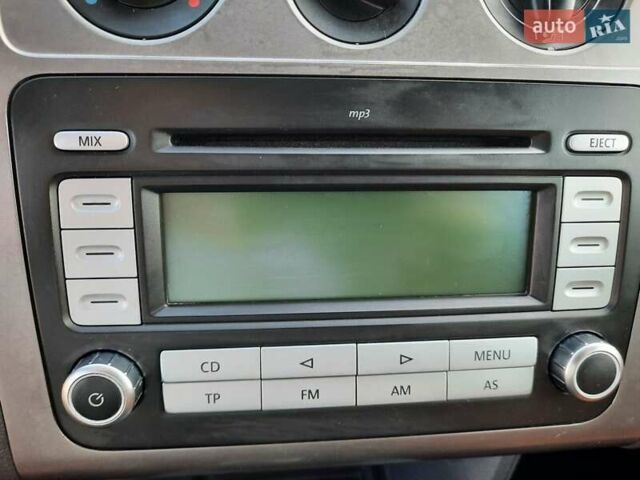 Черный Фольксваген Туран, объемом двигателя 1.6 л и пробегом 213 тыс. км за 8550 $, фото 58 на Automoto.ua