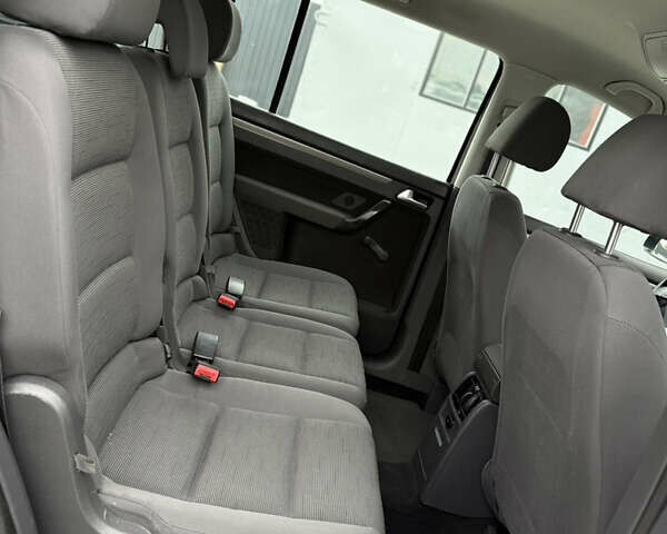 Черный Фольксваген Туран, объемом двигателя 1.4 л и пробегом 227 тыс. км за 7200 $, фото 61 на Automoto.ua