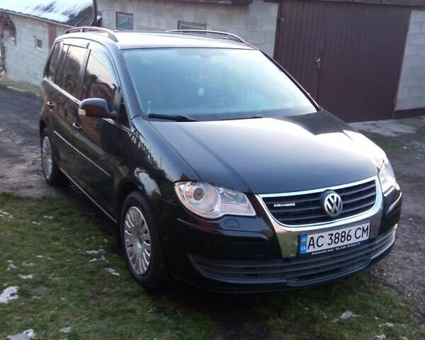 Черный Фольксваген Туран, объемом двигателя 1.9 л и пробегом 293 тыс. км за 7000 $, фото 2 на Automoto.ua