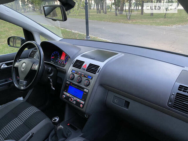 Черный Фольксваген Туран, объемом двигателя 1.6 л и пробегом 261 тыс. км за 7100 $, фото 13 на Automoto.ua