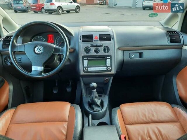Черный Фольксваген Туран, объемом двигателя 1.6 л и пробегом 213 тыс. км за 8550 $, фото 72 на Automoto.ua