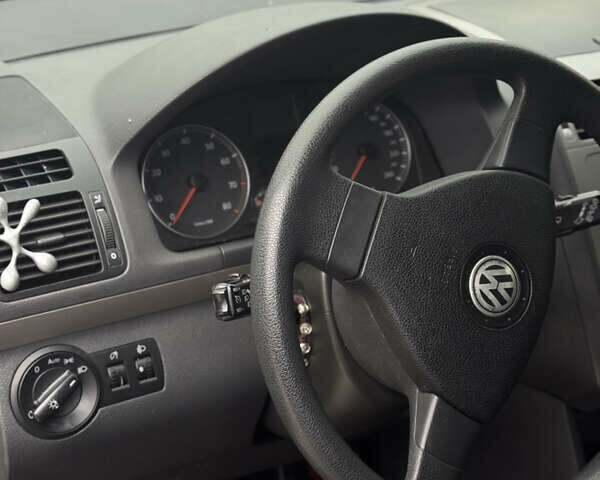 Черный Фольксваген Туран, объемом двигателя 1.4 л и пробегом 247 тыс. км за 7500 $, фото 10 на Automoto.ua