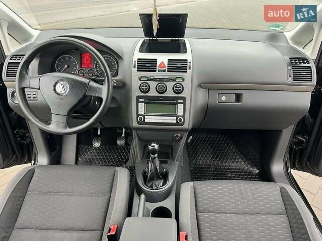 Чорний Фольксваген Туран, об'ємом двигуна 1.6 л та пробігом 147 тис. км за 8350 $, фото 32 на Automoto.ua