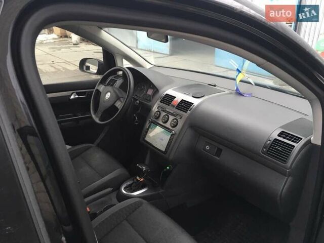 Черный Фольксваген Туран, объемом двигателя 1.9 л и пробегом 435 тыс. км за 6500 $, фото 5 на Automoto.ua