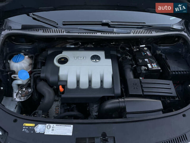 Чорний Фольксваген Туран, об'ємом двигуна 2 л та пробігом 292 тис. км за 8999 $, фото 95 на Automoto.ua