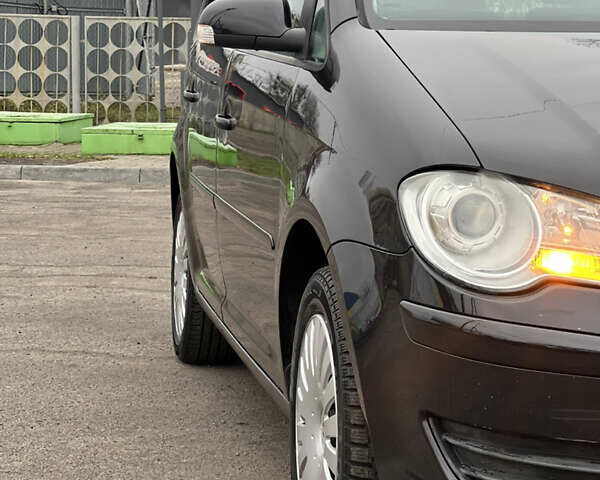 Черный Фольксваген Туран, объемом двигателя 1.6 л и пробегом 193 тыс. км за 7799 $, фото 3 на Automoto.ua