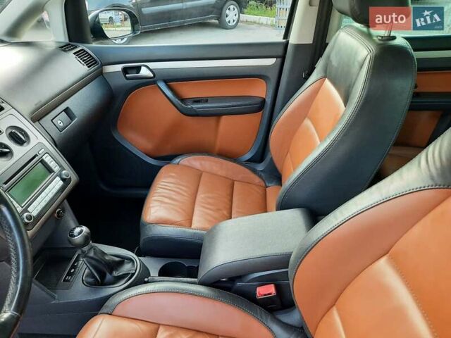 Черный Фольксваген Туран, объемом двигателя 1.6 л и пробегом 213 тыс. км за 8550 $, фото 67 на Automoto.ua