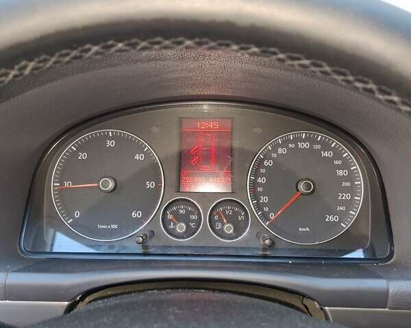 Черный Фольксваген Туран, объемом двигателя 1.98 л и пробегом 296 тыс. км за 7800 $, фото 9 на Automoto.ua