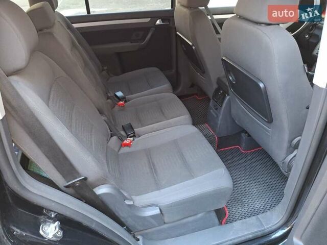 Черный Фольксваген Туран, объемом двигателя 1.98 л и пробегом 296 тыс. км за 7800 $, фото 2 на Automoto.ua