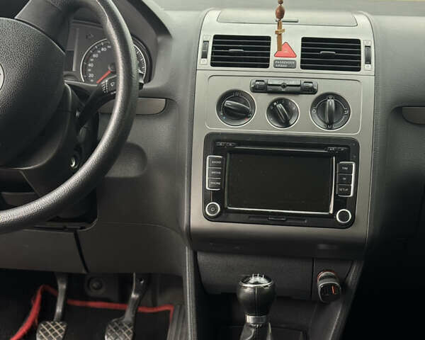 Черный Фольксваген Туран, объемом двигателя 1.4 л и пробегом 247 тыс. км за 7500 $, фото 14 на Automoto.ua