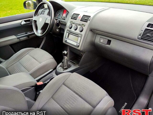 Черный Фольксваген Туран, объемом двигателя 2 л и пробегом 318 тыс. км за 2400 $, фото 10 на Automoto.ua