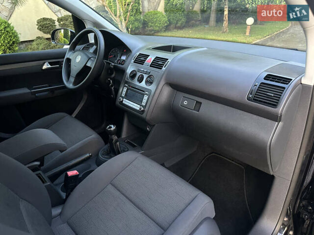 Черный Фольксваген Туран, объемом двигателя 1.6 л и пробегом 220 тыс. км за 7700 $, фото 37 на Automoto.ua