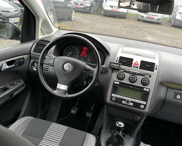 Черный Фольксваген Туран, объемом двигателя 1.6 л и пробегом 185 тыс. км за 8200 $, фото 14 на Automoto.ua