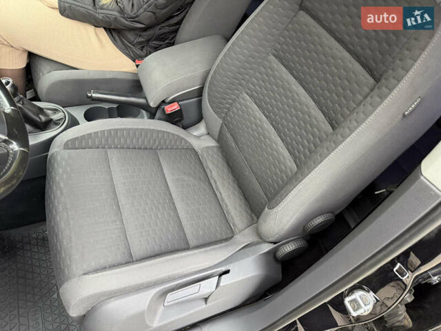 Черный Фольксваген Туран, объемом двигателя 1.6 л и пробегом 200 тыс. км за 7700 $, фото 34 на Automoto.ua