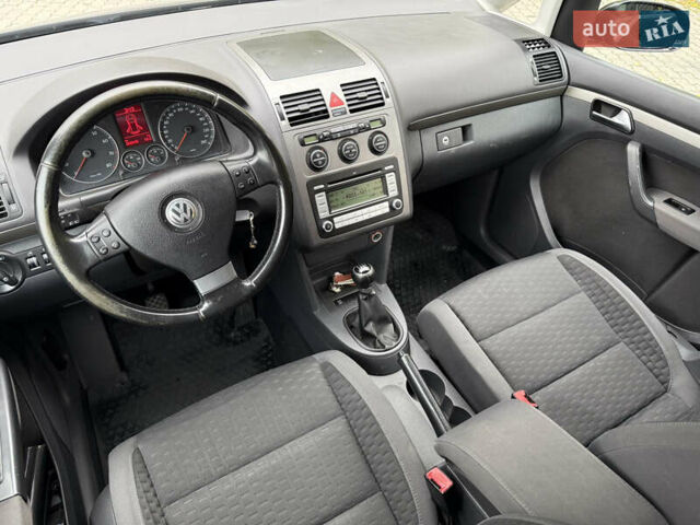 Черный Фольксваген Туран, объемом двигателя 1.6 л и пробегом 200 тыс. км за 7700 $, фото 36 на Automoto.ua