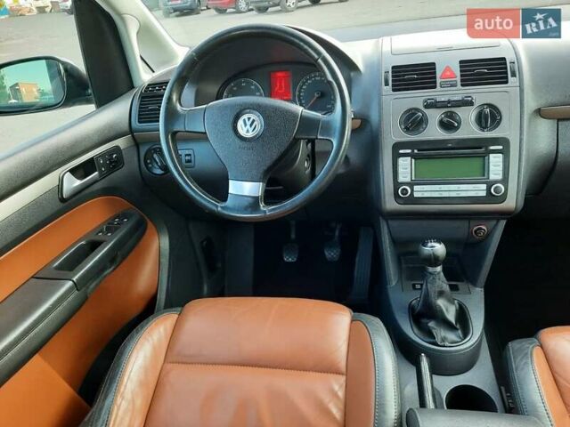 Черный Фольксваген Туран, объемом двигателя 1.6 л и пробегом 213 тыс. км за 8550 $, фото 70 на Automoto.ua