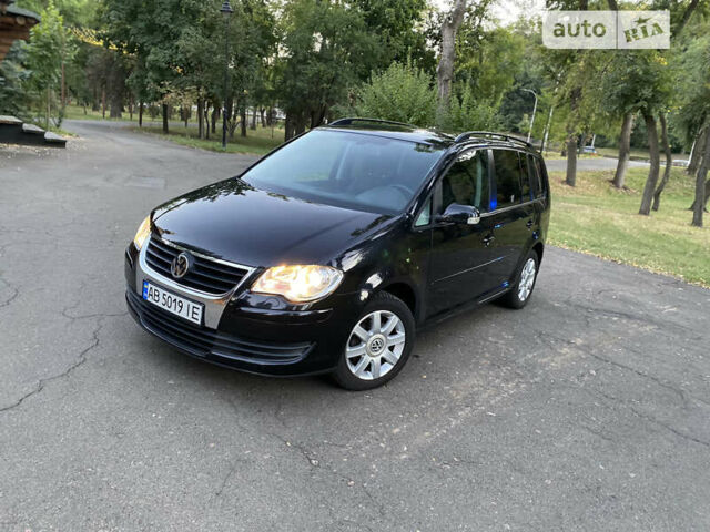 Черный Фольксваген Туран, объемом двигателя 1.6 л и пробегом 261 тыс. км за 7100 $, фото 5 на Automoto.ua