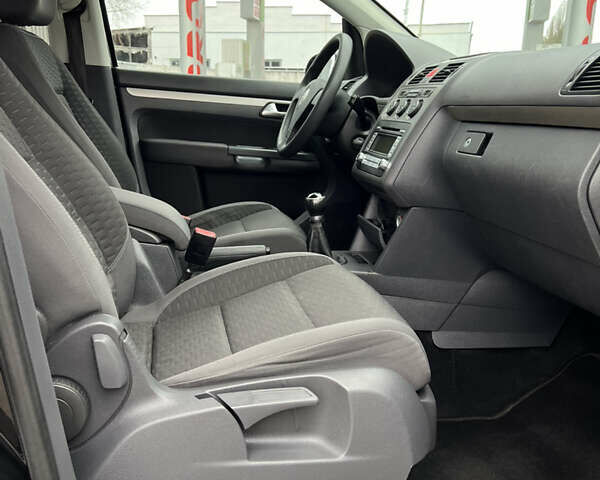 Черный Фольксваген Туран, объемом двигателя 1.6 л и пробегом 193 тыс. км за 7799 $, фото 32 на Automoto.ua