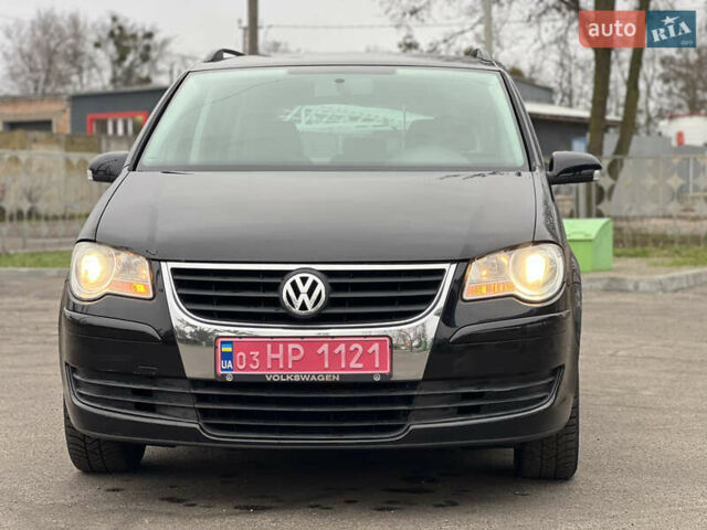 Черный Фольксваген Туран, объемом двигателя 1.6 л и пробегом 193 тыс. км за 7799 $, фото 1 на Automoto.ua