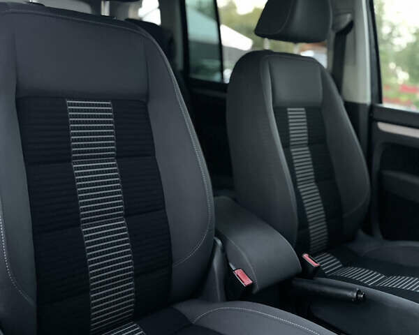 Чорний Фольксваген Туран, об'ємом двигуна 2 л та пробігом 292 тис. км за 8999 $, фото 72 на Automoto.ua