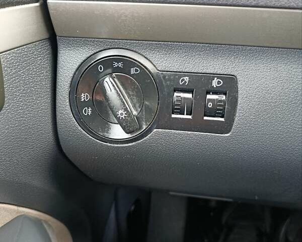 Черный Фольксваген Туран, объемом двигателя 1.6 л и пробегом 222 тыс. км за 7600 $, фото 14 на Automoto.ua