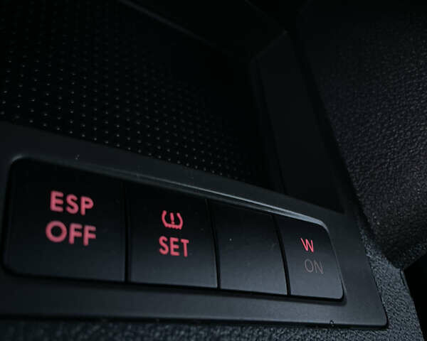 Чорний Фольксваген Туран, об'ємом двигуна 2 л та пробігом 292 тис. км за 8999 $, фото 60 на Automoto.ua