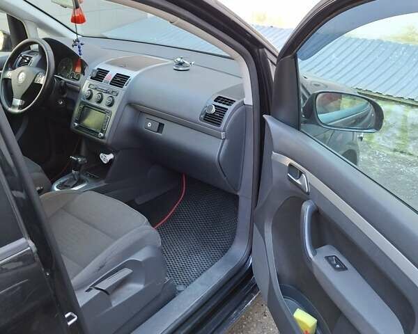 Черный Фольксваген Туран, объемом двигателя 1.98 л и пробегом 296 тыс. км за 7800 $, фото 3 на Automoto.ua