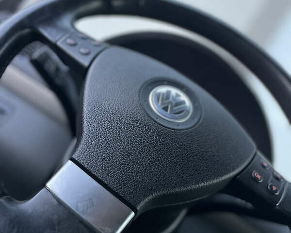 Чорний Фольксваген Туран, об'ємом двигуна 2 л та пробігом 292 тис. км за 8850 $, фото 47 на Automoto.ua