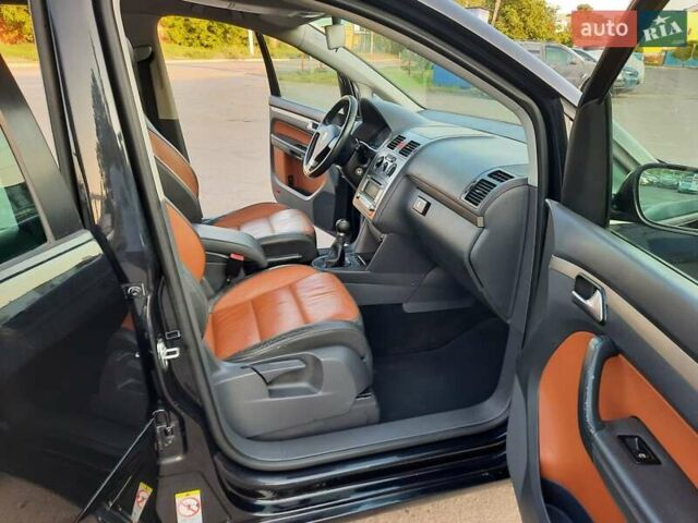 Черный Фольксваген Туран, объемом двигателя 1.6 л и пробегом 213 тыс. км за 8550 $, фото 160 на Automoto.ua