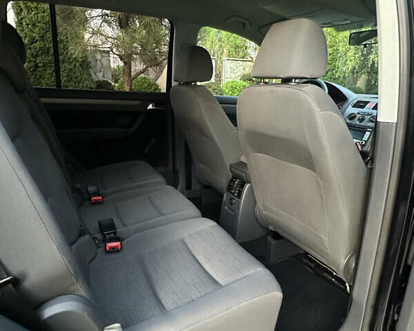 Черный Фольксваген Туран, объемом двигателя 1.6 л и пробегом 220 тыс. км за 7700 $, фото 34 на Automoto.ua