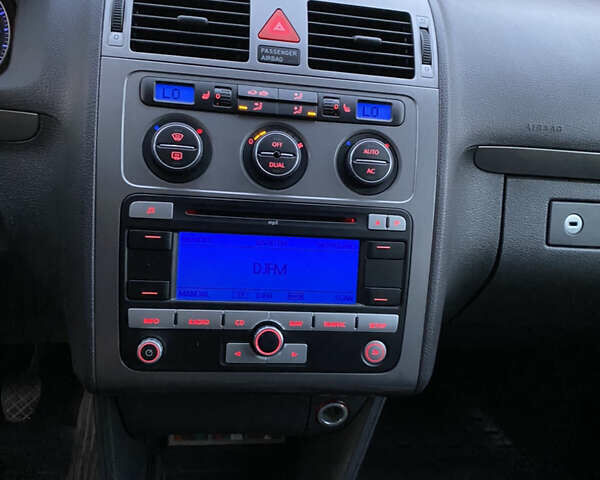 Черный Фольксваген Туран, объемом двигателя 1.6 л и пробегом 261 тыс. км за 7100 $, фото 9 на Automoto.ua