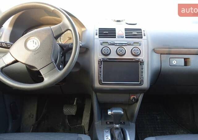 Черный Фольксваген Туран, объемом двигателя 1.9 л и пробегом 435 тыс. км за 6500 $, фото 4 на Automoto.ua