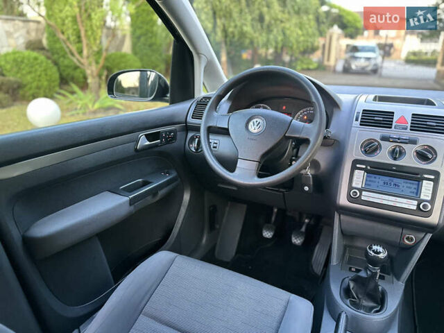 Черный Фольксваген Туран, объемом двигателя 1.6 л и пробегом 220 тыс. км за 7700 $, фото 43 на Automoto.ua