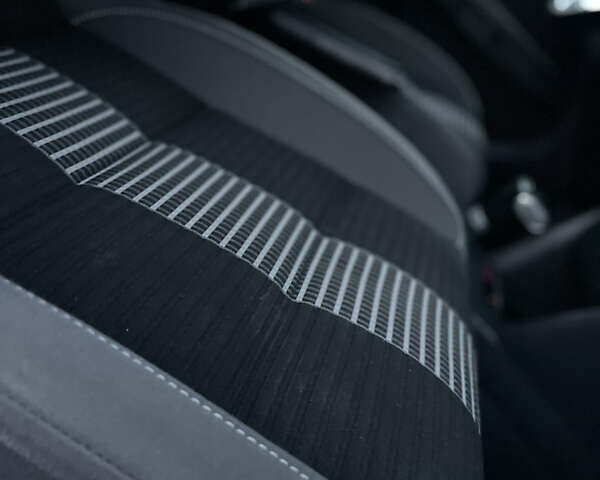 Чорний Фольксваген Туран, об'ємом двигуна 2 л та пробігом 292 тис. км за 8999 $, фото 68 на Automoto.ua