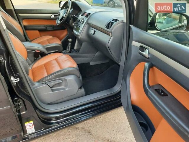 Черный Фольксваген Туран, объемом двигателя 1.6 л и пробегом 213 тыс. км за 8550 $, фото 137 на Automoto.ua