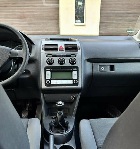 Черный Фольксваген Туран, объемом двигателя 1.6 л и пробегом 176 тыс. км за 8198 $, фото 51 на Automoto.ua