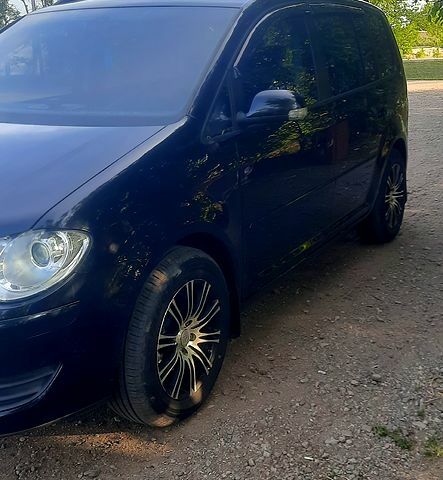 Черный Фольксваген Туран, объемом двигателя 1.4 л и пробегом 242 тыс. км за 7500 $, фото 4 на Automoto.ua