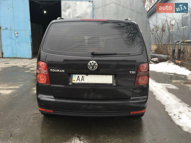 Черный Фольксваген Туран, объемом двигателя 1.9 л и пробегом 435 тыс. км за 6500 $, фото 3 на Automoto.ua