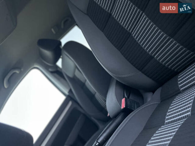 Чорний Фольксваген Туран, об'ємом двигуна 2 л та пробігом 292 тис. км за 8850 $, фото 53 на Automoto.ua