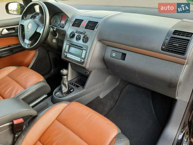 Черный Фольксваген Туран, объемом двигателя 1.6 л и пробегом 213 тыс. км за 8550 $, фото 142 на Automoto.ua