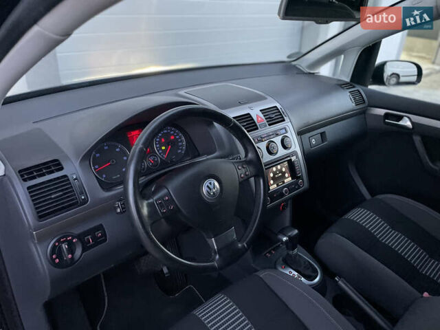 Чорний Фольксваген Туран, об'ємом двигуна 2 л та пробігом 292 тис. км за 8850 $, фото 2 на Automoto.ua