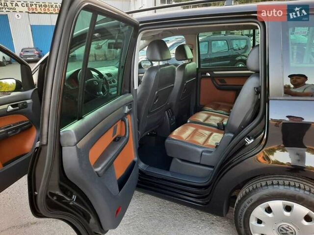 Черный Фольксваген Туран, объемом двигателя 1.6 л и пробегом 213 тыс. км за 8550 $, фото 157 на Automoto.ua