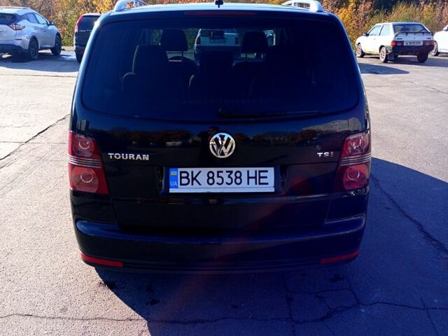 Черный Фольксваген Туран, объемом двигателя 1.4 л и пробегом 291 тыс. км за 6050 $, фото 2 на Automoto.ua