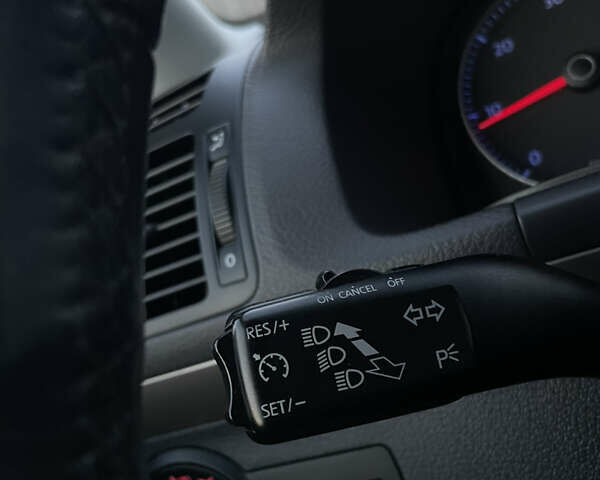 Чорний Фольксваген Туран, об'ємом двигуна 2 л та пробігом 292 тис. км за 8850 $, фото 61 на Automoto.ua