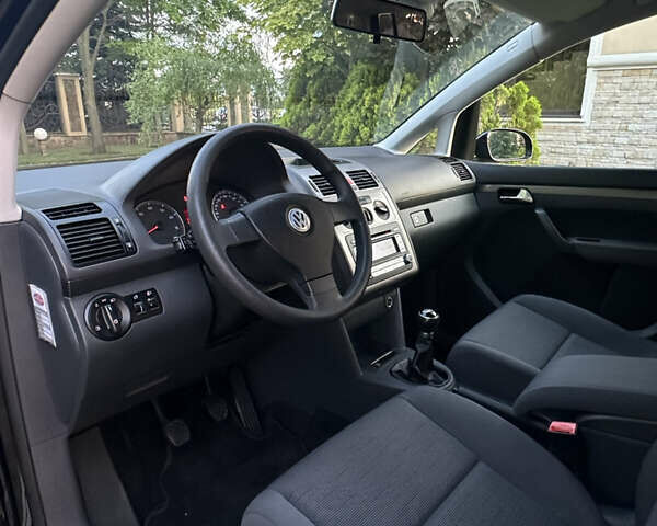 Черный Фольксваген Туран, объемом двигателя 1.6 л и пробегом 220 тыс. км за 7700 $, фото 26 на Automoto.ua