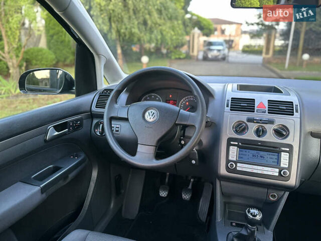 Черный Фольксваген Туран, объемом двигателя 1.6 л и пробегом 220 тыс. км за 7700 $, фото 44 на Automoto.ua